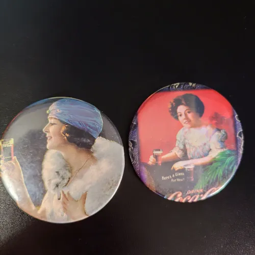 Raros Bottons Antigos Coca-Cola anos 70/80 Metal Grandes Retrô 7,5cm