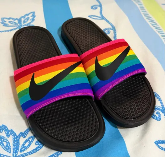 Chinelo Nike Benassi DJI.- Pride Edition 