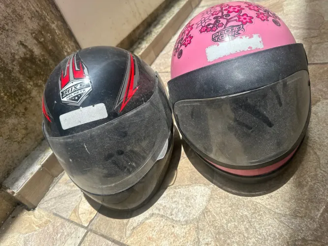 2 Capacetes de Moto Usados - Preto e Rosa