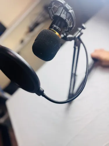 Microfone Condensador Colbel com Suporte e Filtro Pop - Ideal para Podcast e Gravações