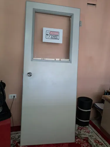 Porta de escritório com vidro e fechadura (perfeita)