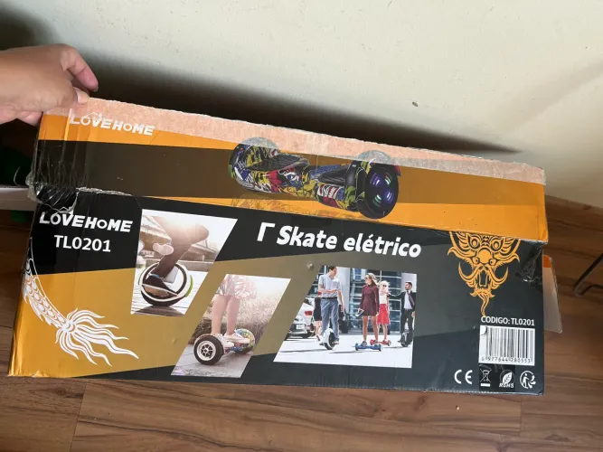 Hoverboard. - Skate elétrico.