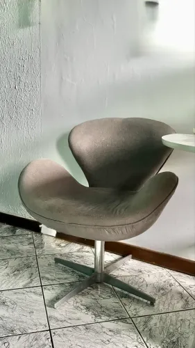 Poltrona giratória cinza