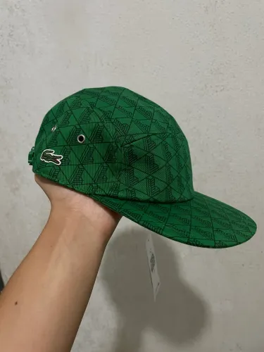 Boné Lacoste five panel monograma