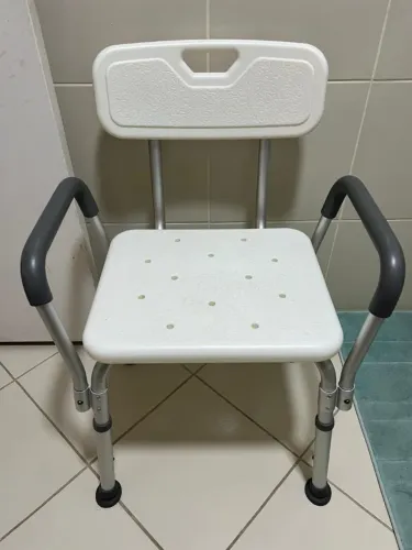 Banco de banho com encosto e braços com design ergonômico