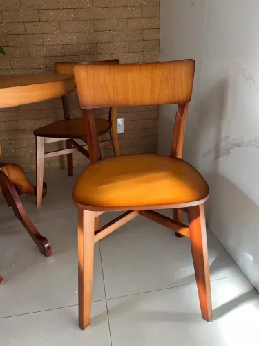 Mesa com quatro cadeiras madeira 