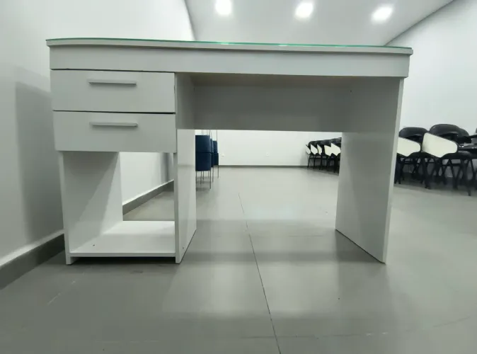 Mesa para escritório branca com tampo de vidro incluso