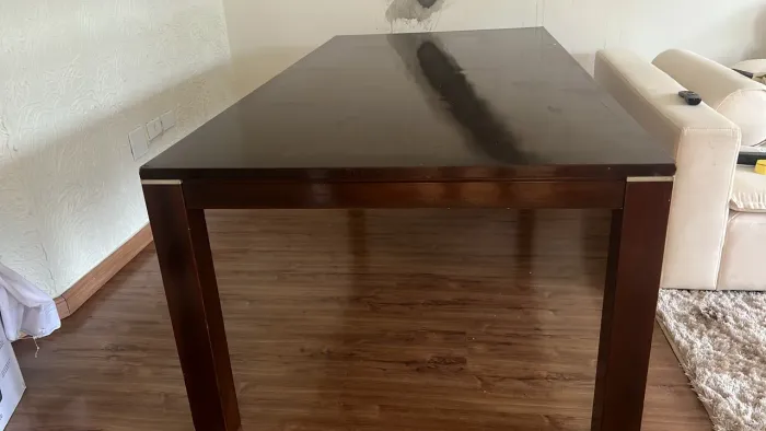 Mesa de madeira com 08 lugares