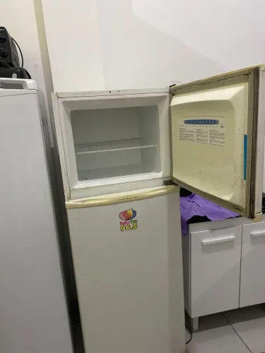 Geladeira conservada funcionando tudo perfeitamente panas alguns detalhes