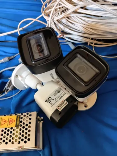 Cameras de vigilância infra vermelho promoção pra ir logo com 120m de fios e fonte