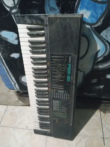 Vende se um teclado