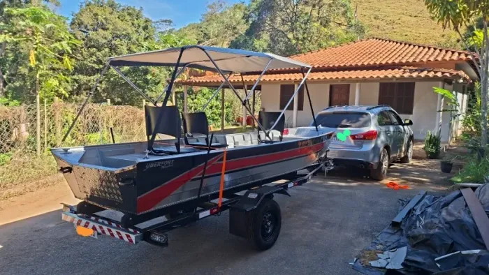 Vendo Conjunto Completo. Barco, carreta e Motor de Popa 15Hp