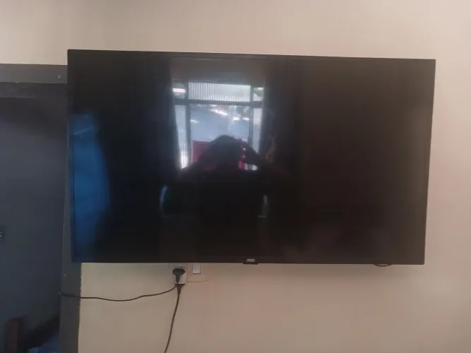 Tv aoc 43 polegadas com defeito tela quebrada 
