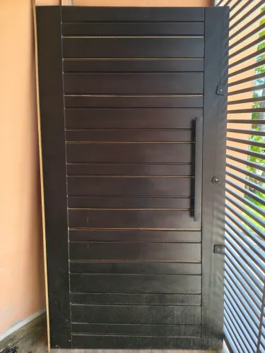 Porta de madeira maciça