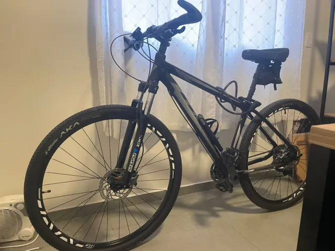 Bicicleta MTB FIRST (leve) + Acessórios - Freios bons
