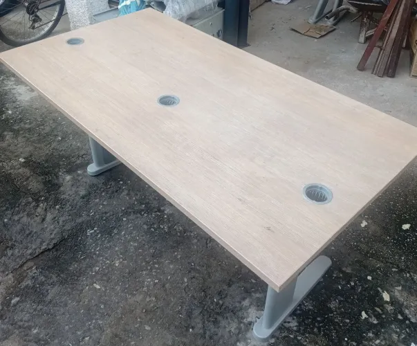 Mesa reta para escritório
