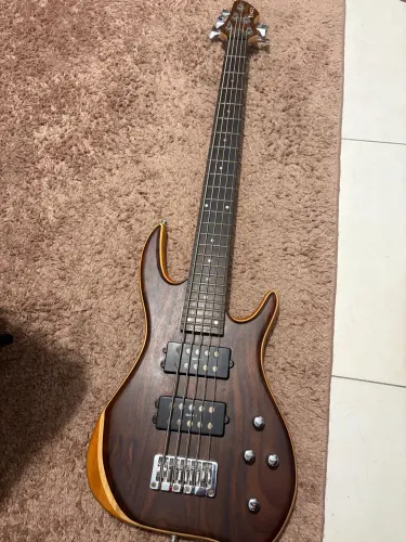 Baixo Eagle EGB5100