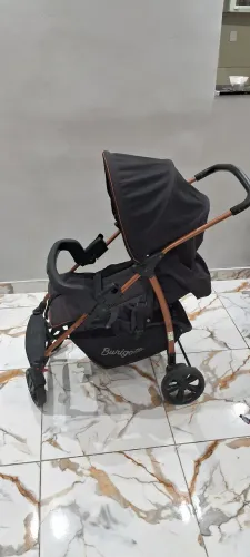 Carrinho de bebê com mini berço de madeira