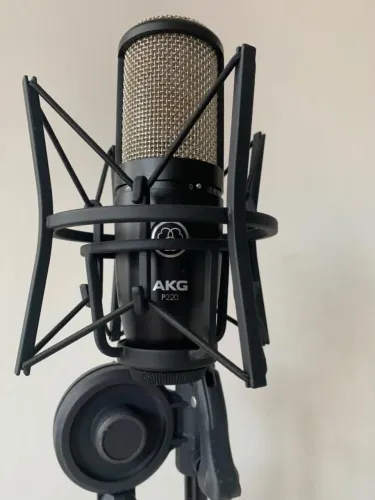 Microfone AKG condensador P220, muito novo!!!