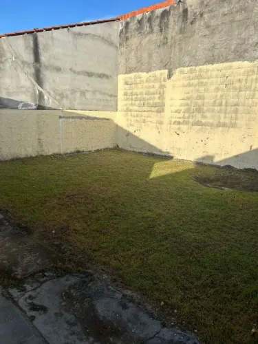 ALUGO / ESSA SUPER CASA EM COND.FECHADO / SEMIMOBILIADA/ COM QUINTAL GRAMADO PERFEITO. 