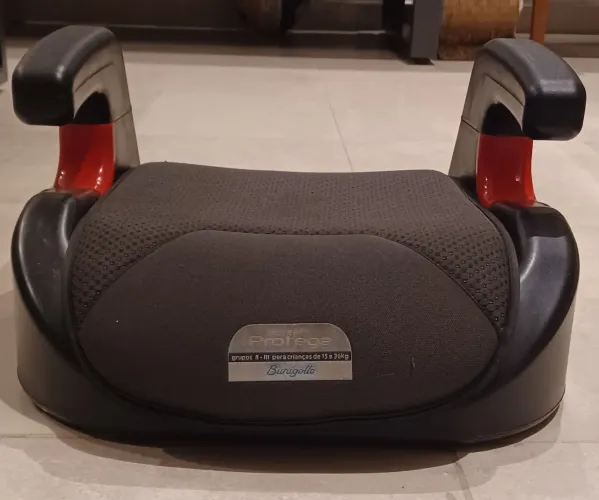 Assento infantil para carro Burigotto. Grupos II - III de 15 a 36kg.