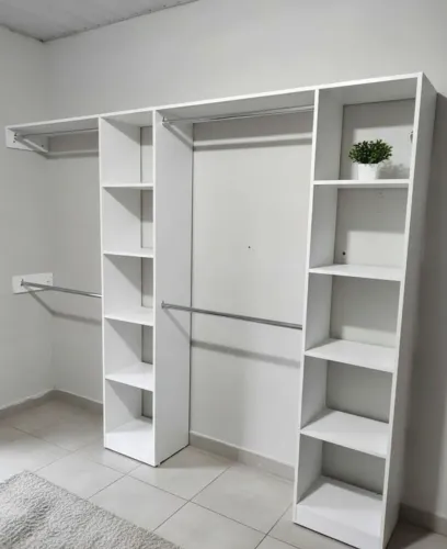 Closet vazado com araras 