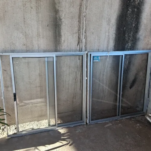 2 janelas,1.00x1.00 com vidros.