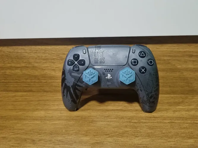 Controle Dualsense Stelf com pintura de The Last Of Us