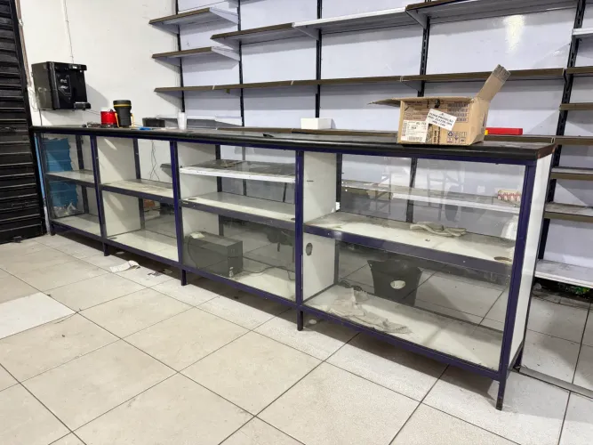 Balcao metalico com vidro