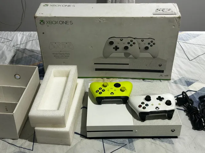 Xbox One S 1TB + 2 Controles Originai