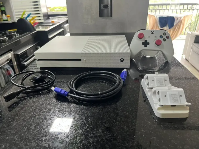 Xbox onde S 1TB com controle + 1 jogo