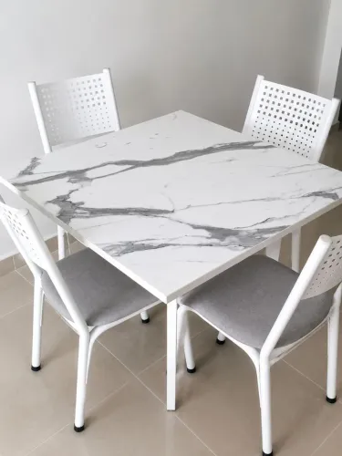 Mesa com 04 cadeiras 