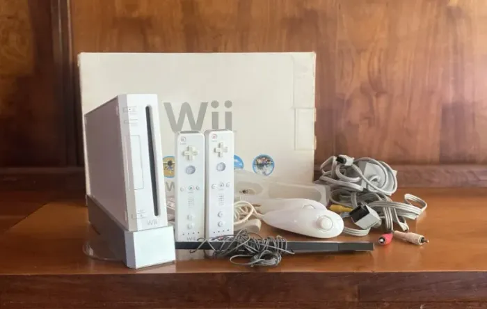 Nintendo Wii (Caixa 2 controles 2 nunchuk 2 Jacket Sensor Suporte Cabos 1CD wii sports)