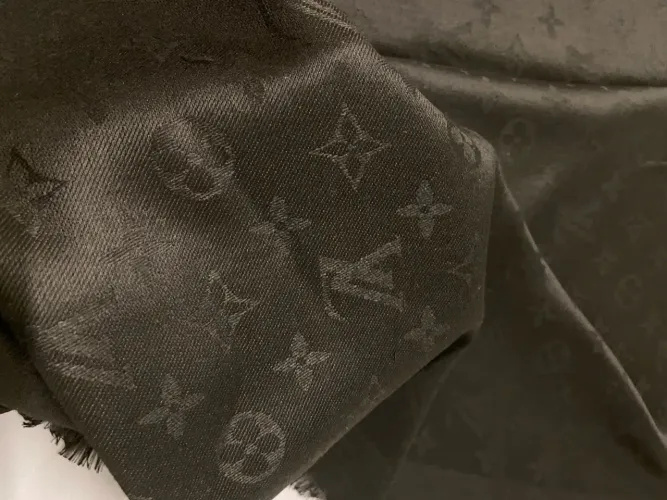 Lenço echarpe grande primeira linha louis Vuitton preto 