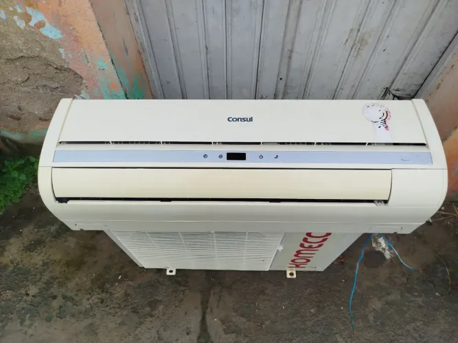 Ar condicionado de 9 mil BTUs disponível para venda, vendo já instalado 