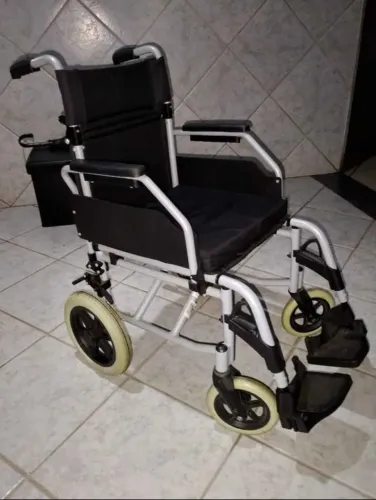 Vendo cadeira de rodas de alumínio