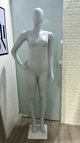 MANEQUIM FEMININO DE CORPO INTEIRO EM EXCELENTE ESTADO