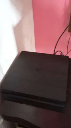 PS4 SLIN DESBLOQUEADO EM ÓTIMO ESTADO COM JOGOS UM CONTROLE ORIGINAL 2TB