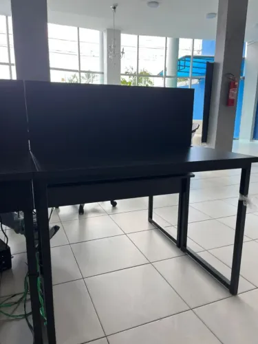 Mesa de escritório preta com divisória frontal - estação de trabalho