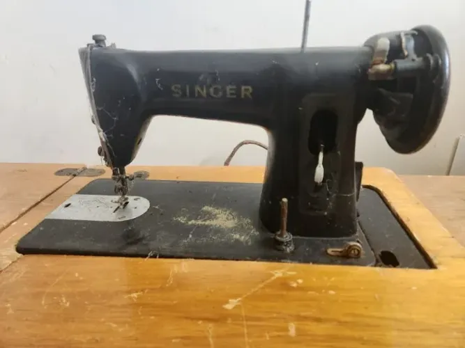 Máquina de Costura Singer Antiga - Relíquia com Gabinete Original