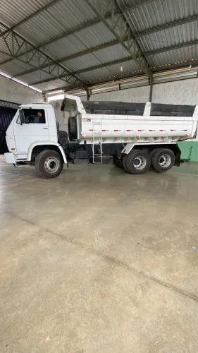 Caminhão 18.310 na caçamba