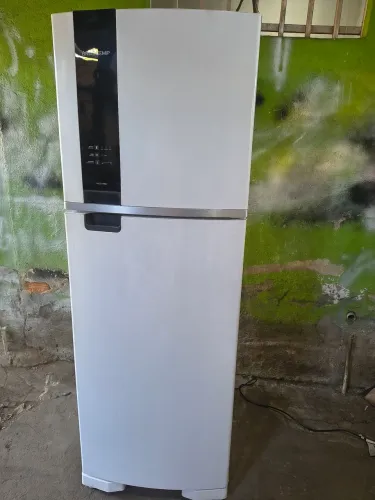 Vendo geladeira Brastemp funcionando perfeitamente dependendo do lugar entrego 