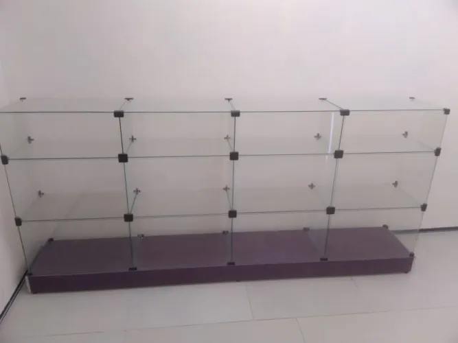Vitrine seminovo, pronta pra acomodar em qualquer lugar.