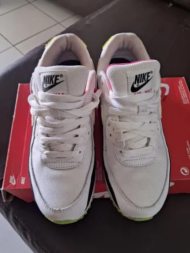 Vendo Tenis,  vários  tamanhos  e cores novos com pequenos  defeitos  de mostruário 