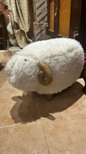 Pufe formato ovelha linda para decoração  