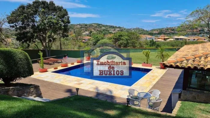 Casa a venda na Ferradura com piscina e 3 quartos
