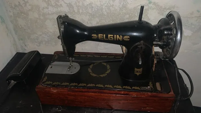 Máquina de costura retrô elétrica 