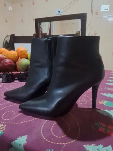 PAR DE BOTAS SALTO C&A SEMI NOVAS