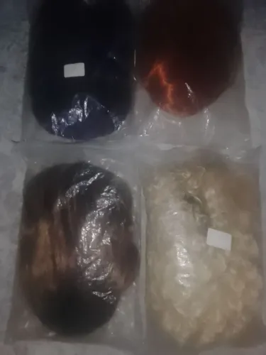 4 perucas a cores com couro cabeludo no meio 