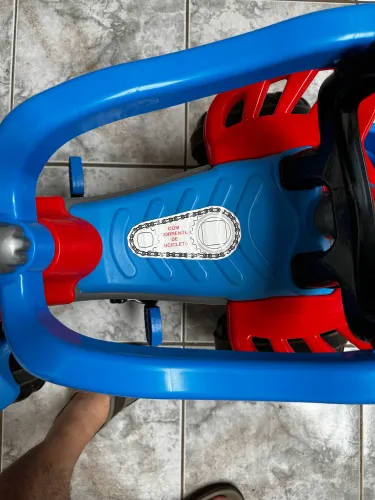 Quadriciclo de empurrar Maral Spider / Homem-Aranha (vermelho/azul, com haste)